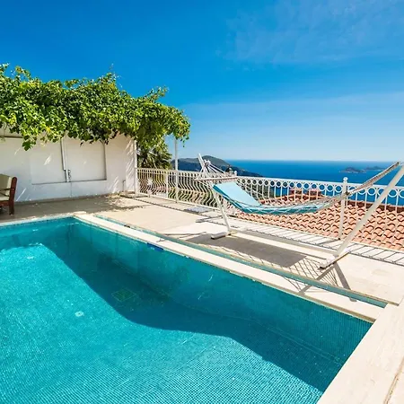 Kristal Deniz Manzaralı Villa