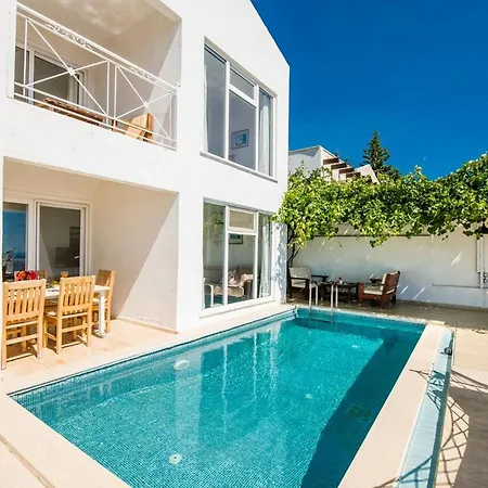 Kristal Deniz Manzaralı Villa